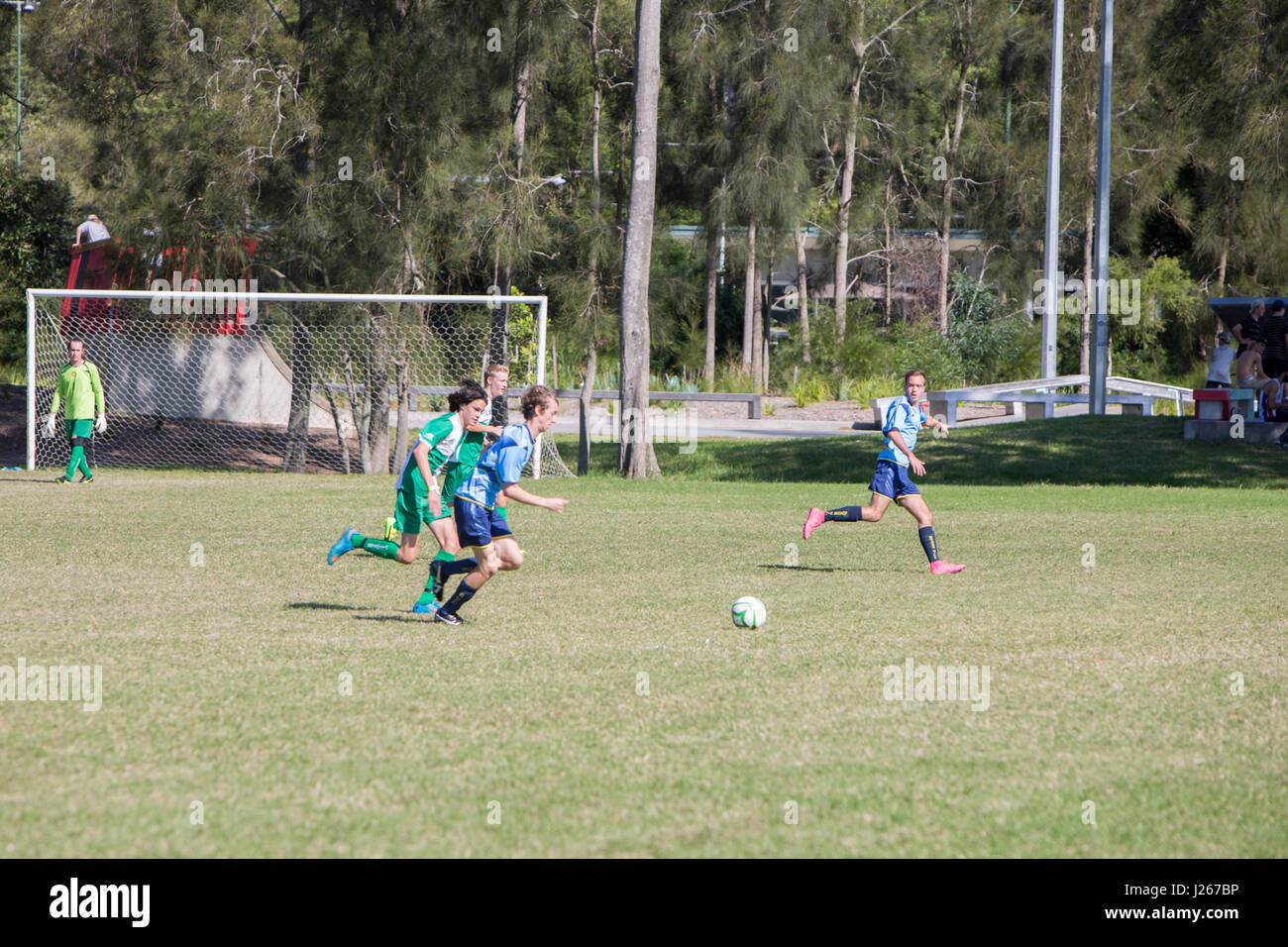 Mens football soccer gioco che viene giocato a Sydney in Australia, parte di Manly Warringah Football League Foto Stock