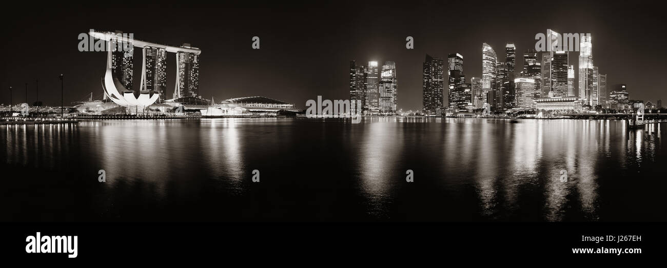 Lo skyline di Singapore di notte con edifici urbani Foto Stock