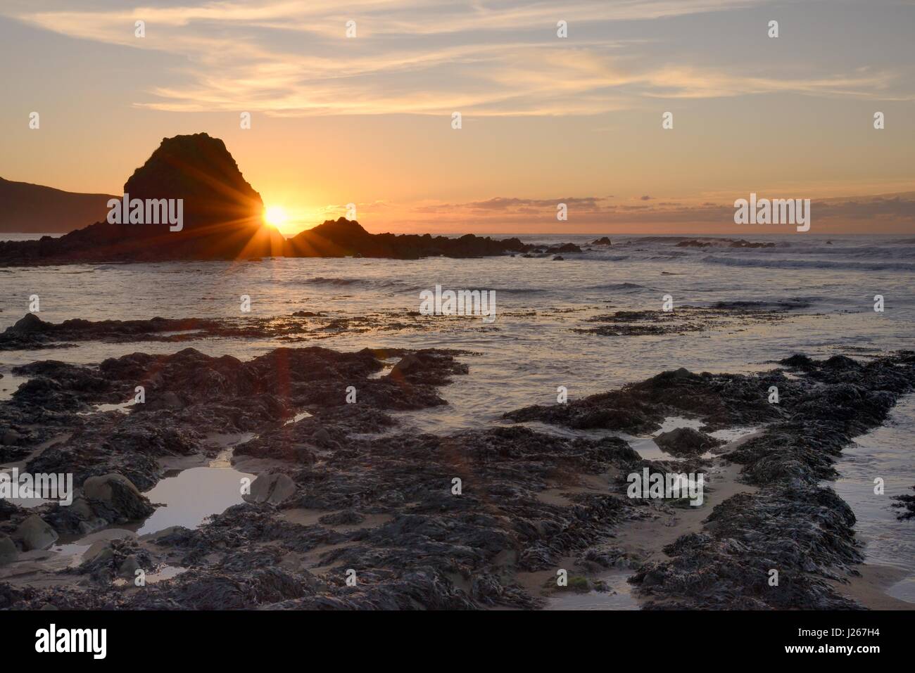 Black Rock spiaggia al tramonto, Widemouth Bay vicino a Bude, Cornwall, Regno Unito, novembre 2014. Foto Stock