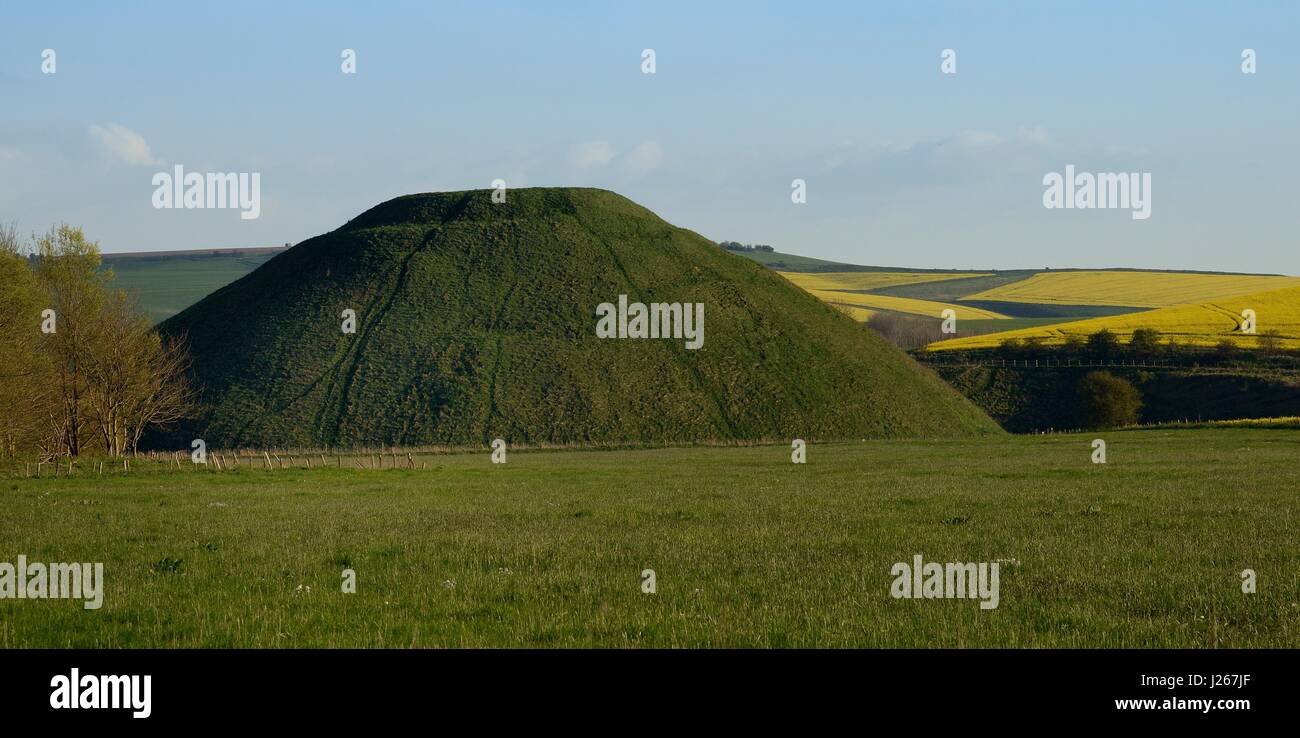 Silbury Hill, un artificiale del Neolitico chalk mound, uno dei più grandi del mondo man-made tumuli preistorici, Wiltshire, Regno Unito Foto Stock
