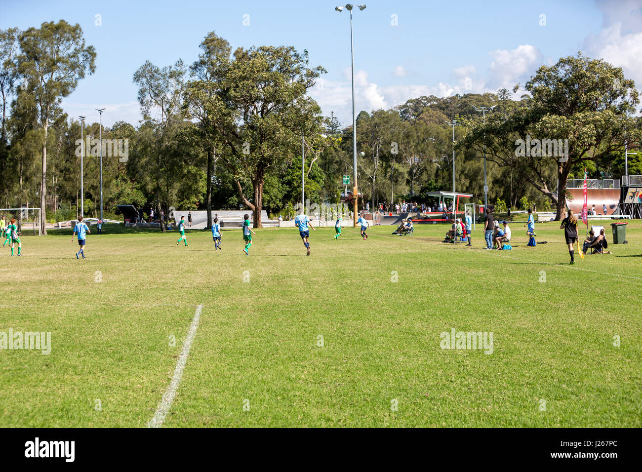 Mens football soccer gioco che viene giocato a Sydney in Australia, parte di Manly Warringah Football League Foto Stock