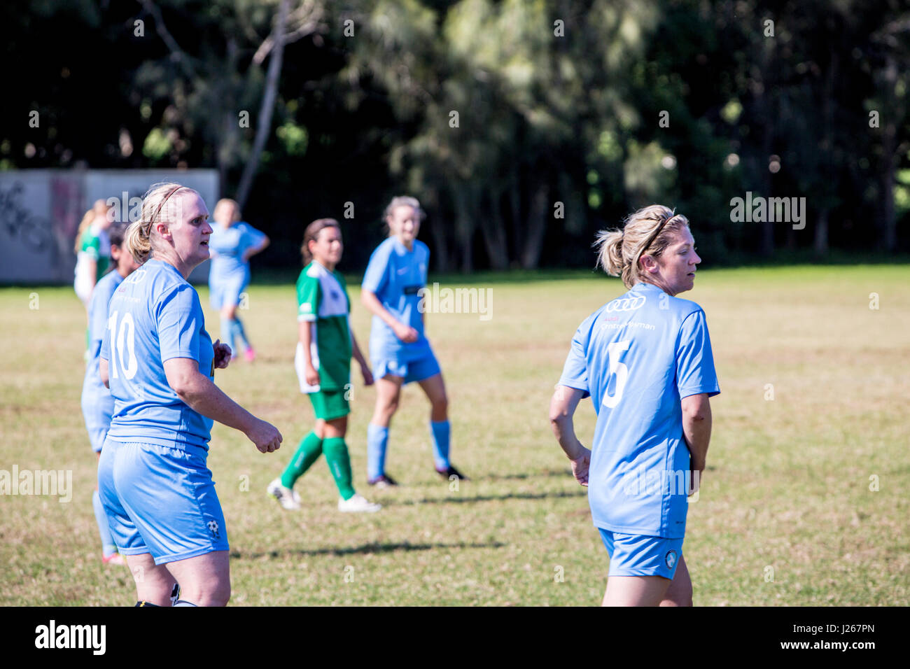 Ladies womens gioco di calcio amatoriale in Australia, parte del campionato di calcio Manly Warringah di Sydney Foto Stock