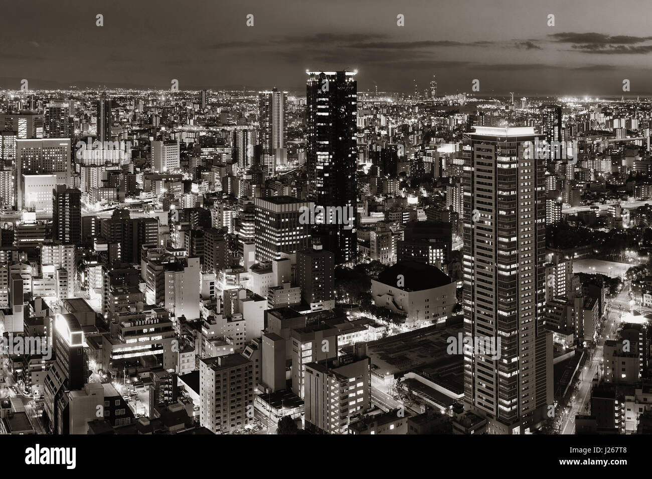 Osaka urbano per la città di notte vista sul tetto. Il Giappone. Foto Stock