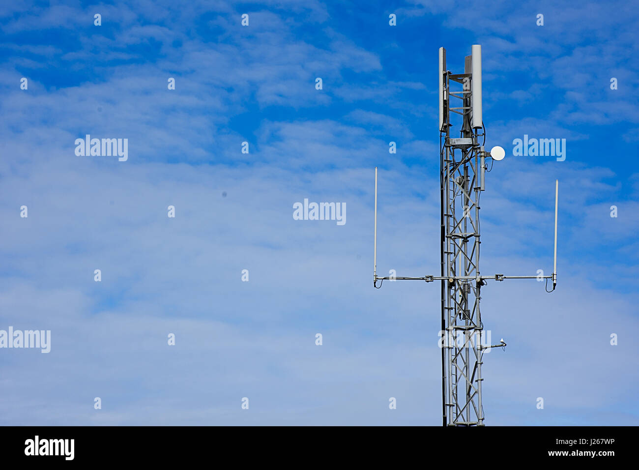 Antenna Mobile station,il Galles del Nord,Uk.Spazio per modificare o testo,cielo blu con nuvole di sfondo connettività.uk. Foto Stock