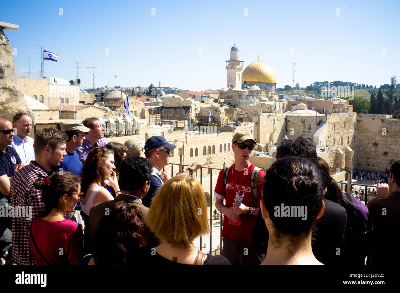 Chiudere la vista della piazza principale dietro il Muro Occidentale e la cupola. Gerusalemme, Israele. Foto Stock