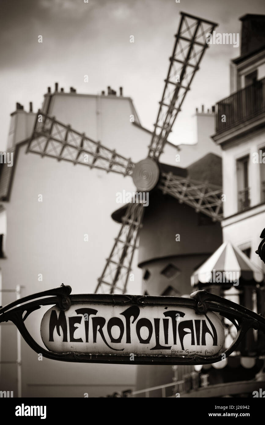 Parigi, Francia - 13 Maggio: La stazione della metropolitana e dal Moulin Rouge street view il 13 maggio 2015 a Parigi. È il più visitato monumento pagato in tutto il mondo con un Foto Stock
