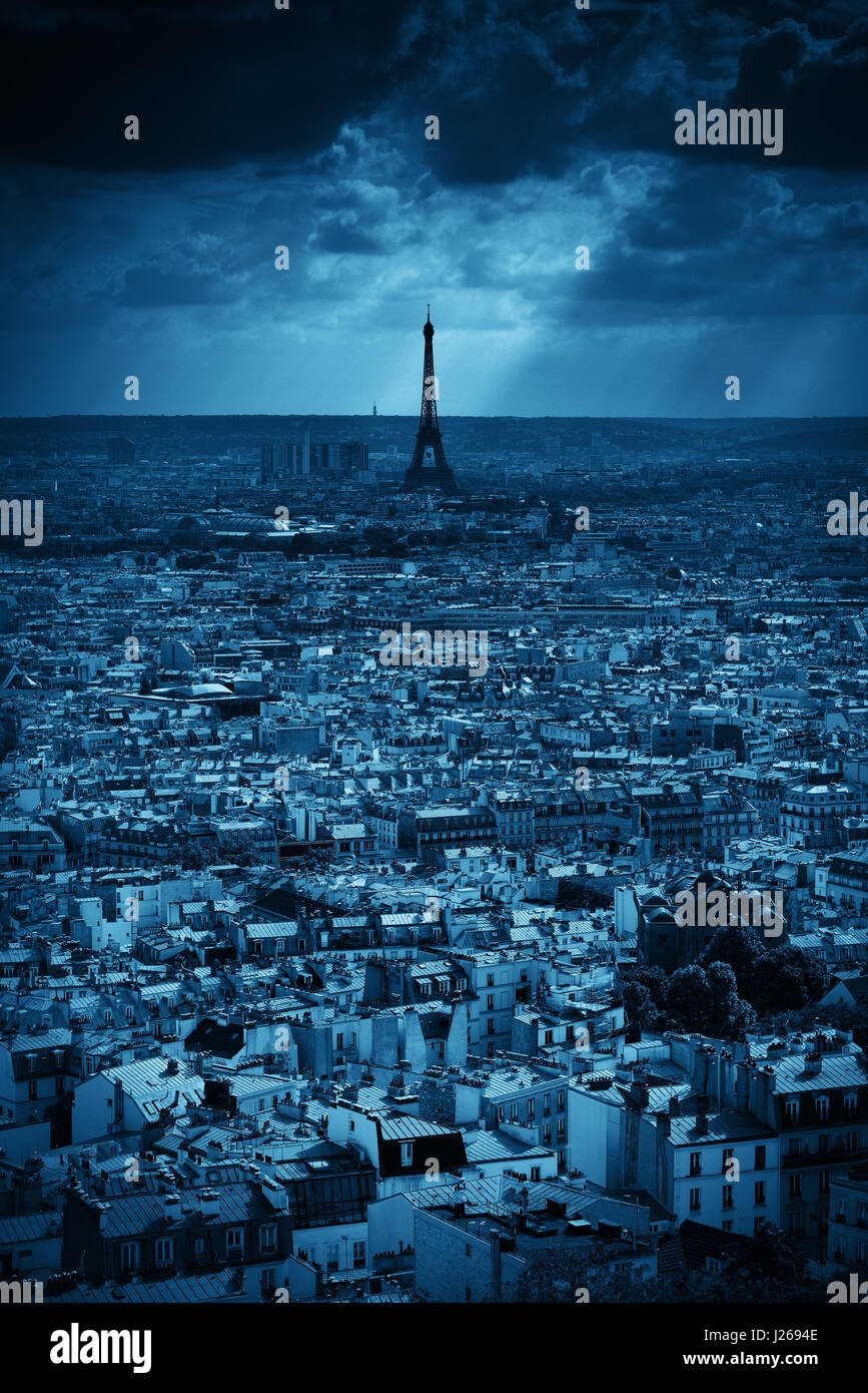 Paris City Skyline Rooftop vista con sun ray e Torre Eiffel al tramonto, Francia. Foto Stock