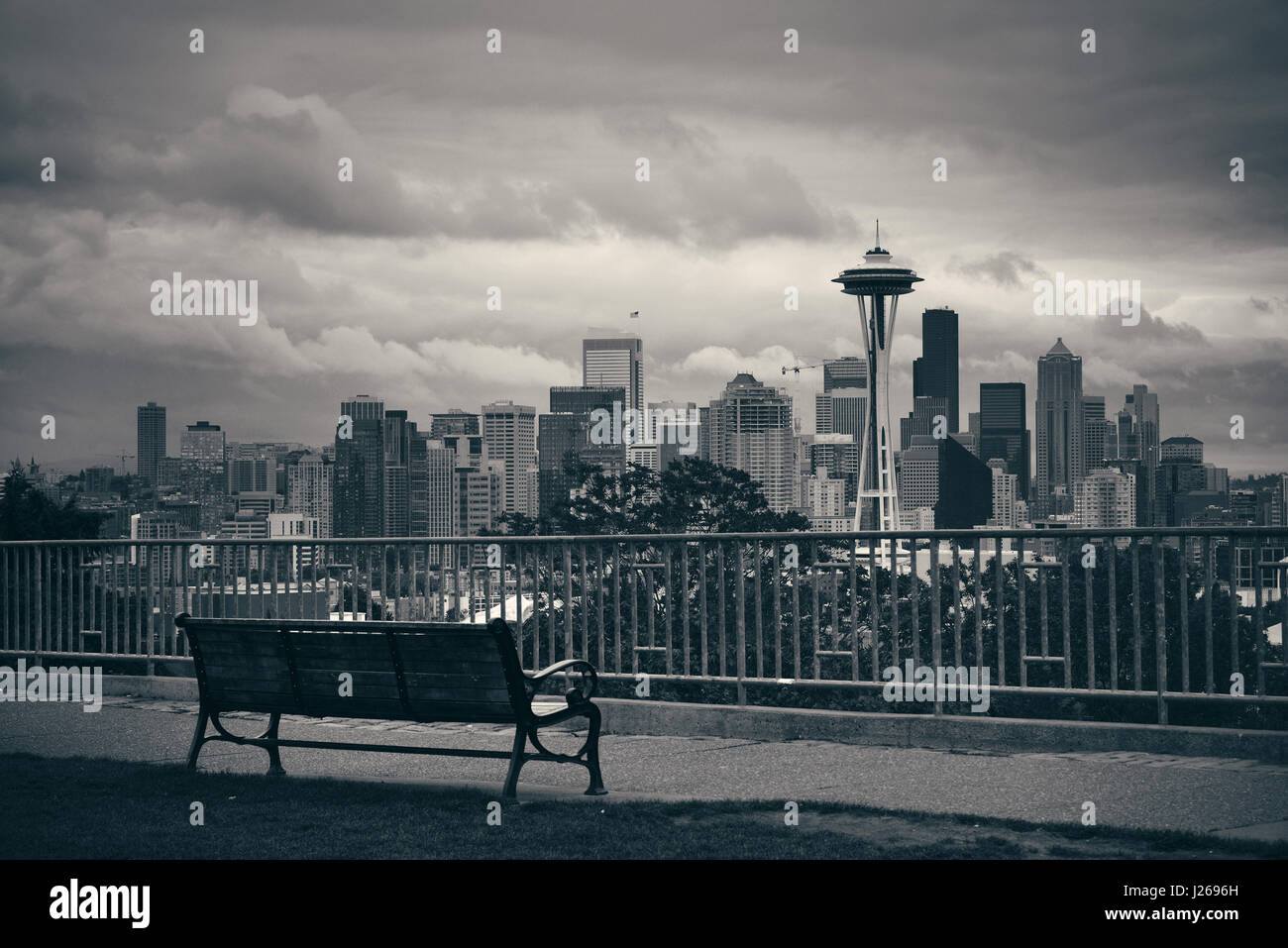 La città di Seattle vista da Kerry Park con architettura urbana e panca. Foto Stock