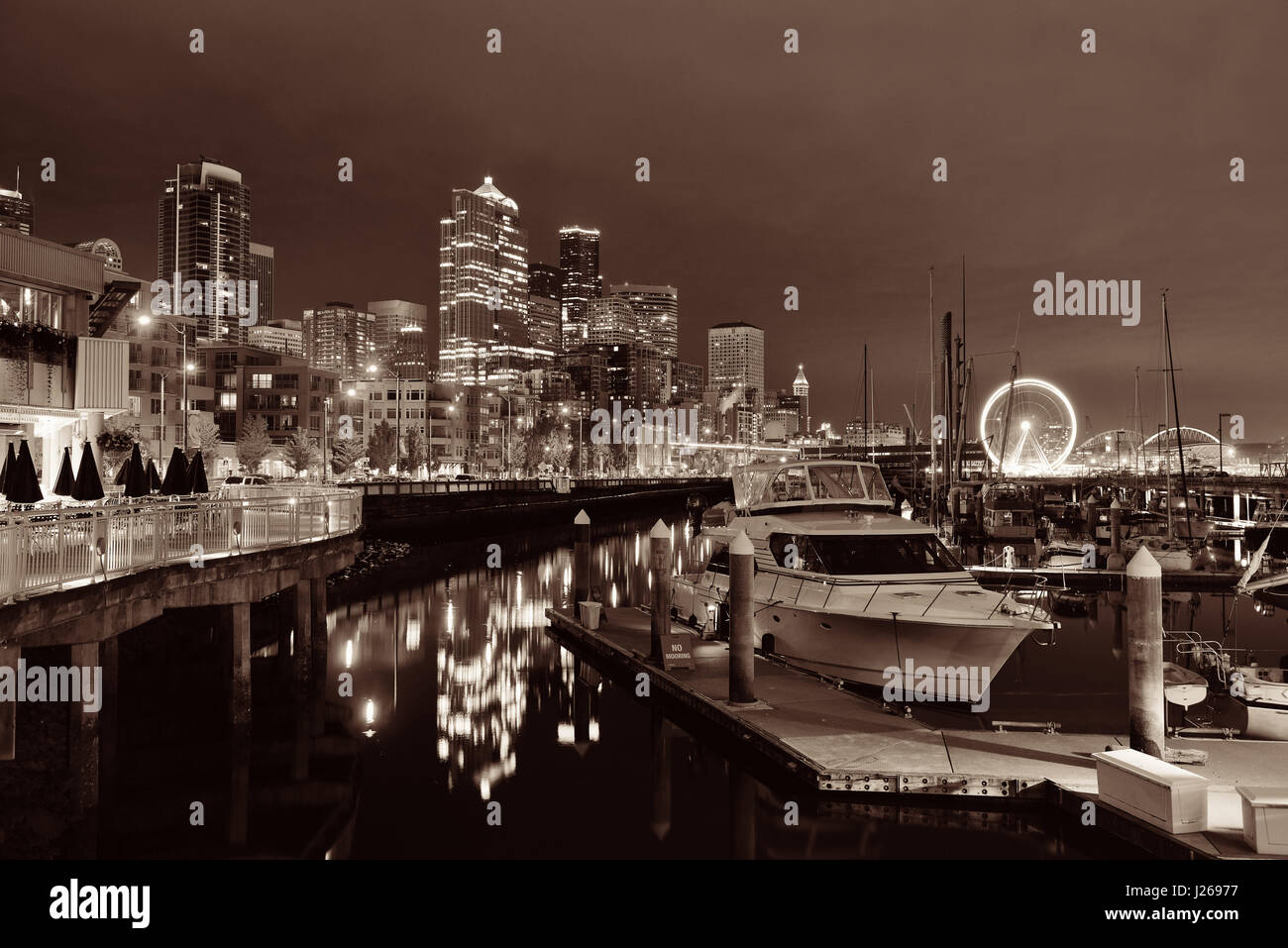 Seattle Waterfront vista con architettura urbana di notte Foto Stock