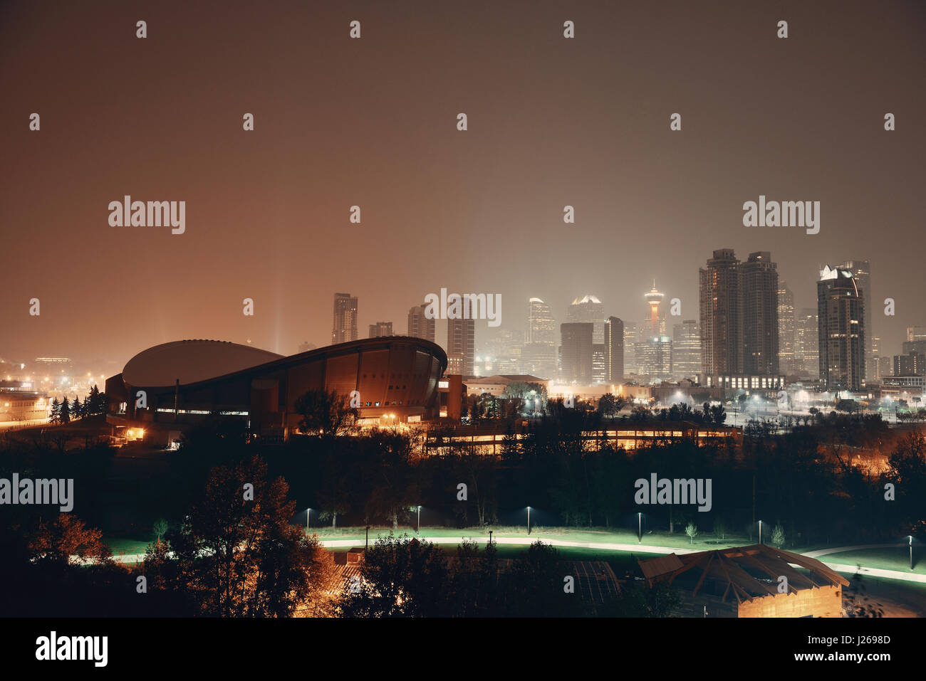 Paesaggio urbano di Calgary in Alberta di notte, Canada. Foto Stock