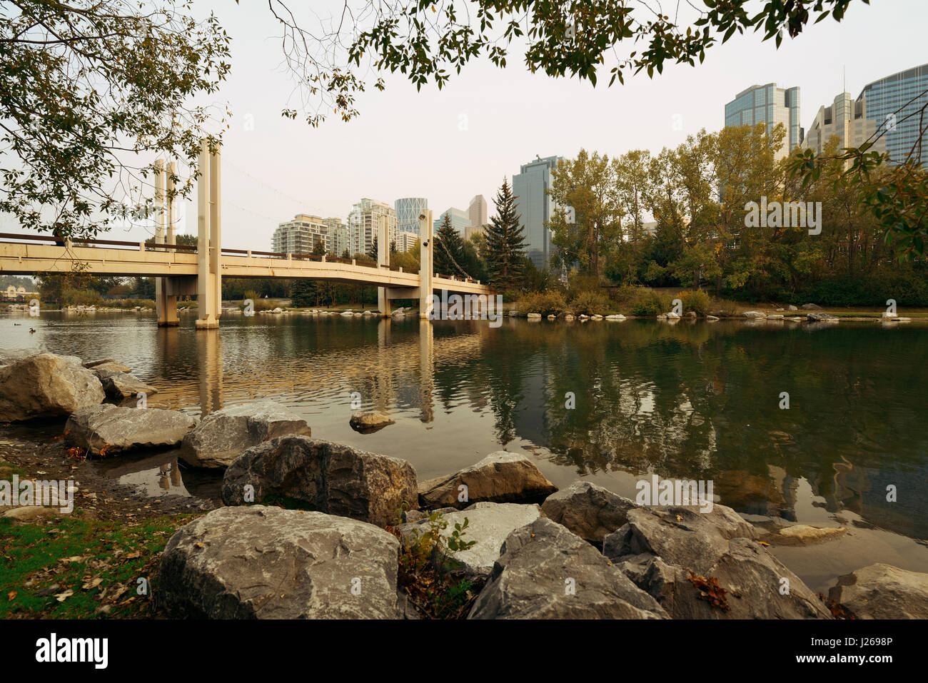 Calgary cityscape da Prince's Island in Alberta, Canada. Foto Stock