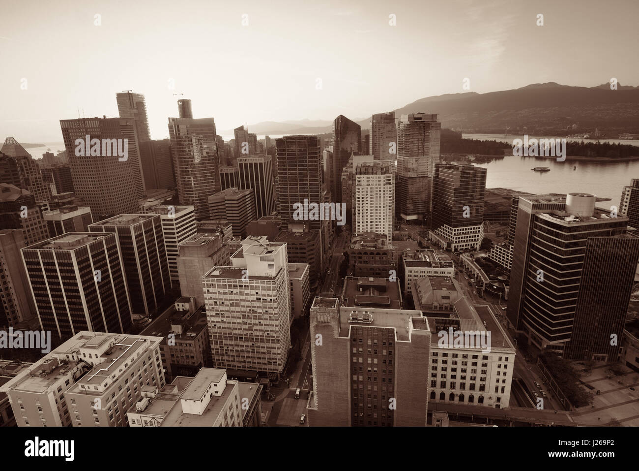 Vancouver vista sul tetto con architetture urbane al tramonto. Foto Stock