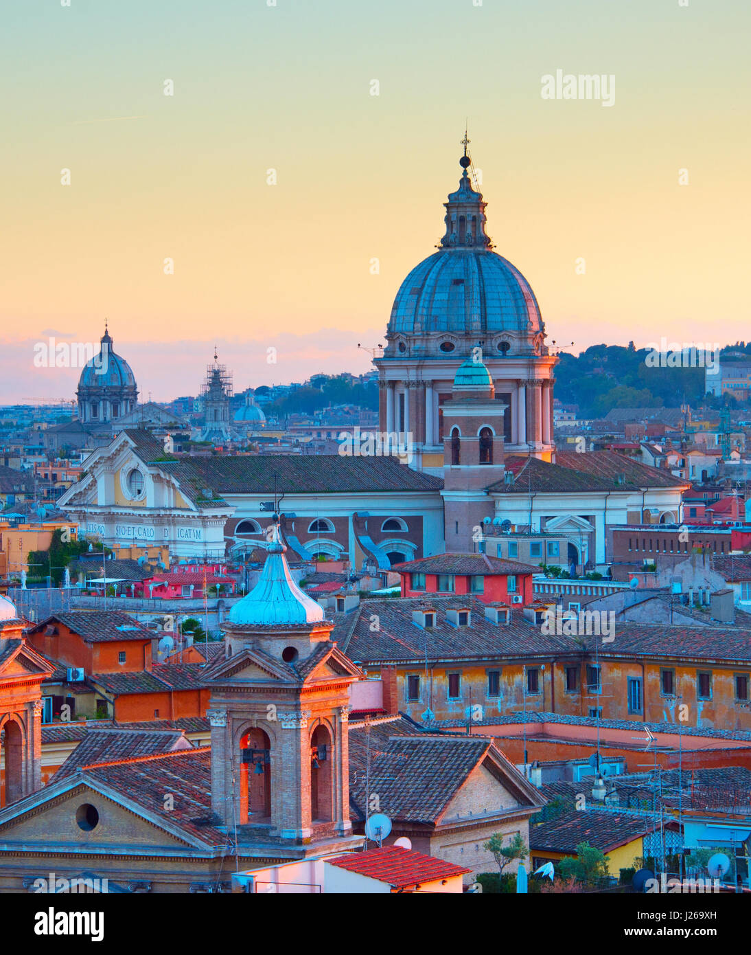 Vista di una bellissima Roma Città Vecchia al crepuscolo. Italia Foto Stock