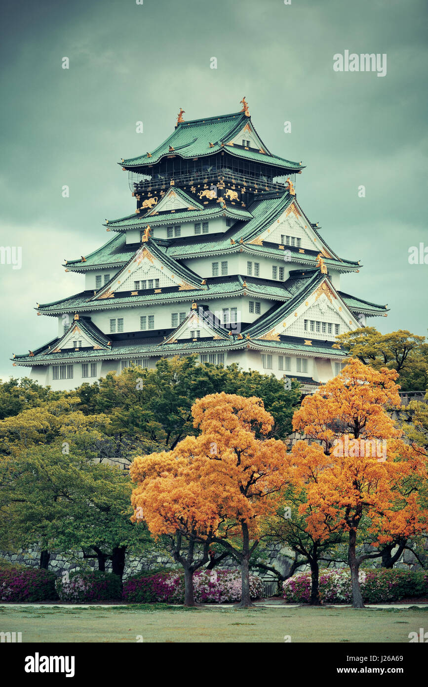 Il Castello di Osaka come il famoso storico punto di riferimento della citta'. Il Giappone. Foto Stock