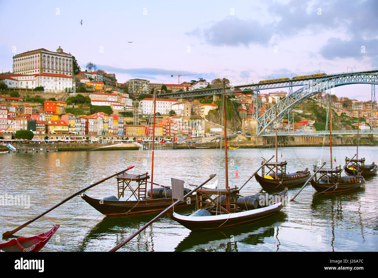 Tradizionale vino di Porto di barche di fronte a Porto Città Vecchia. Portogallo Foto Stock