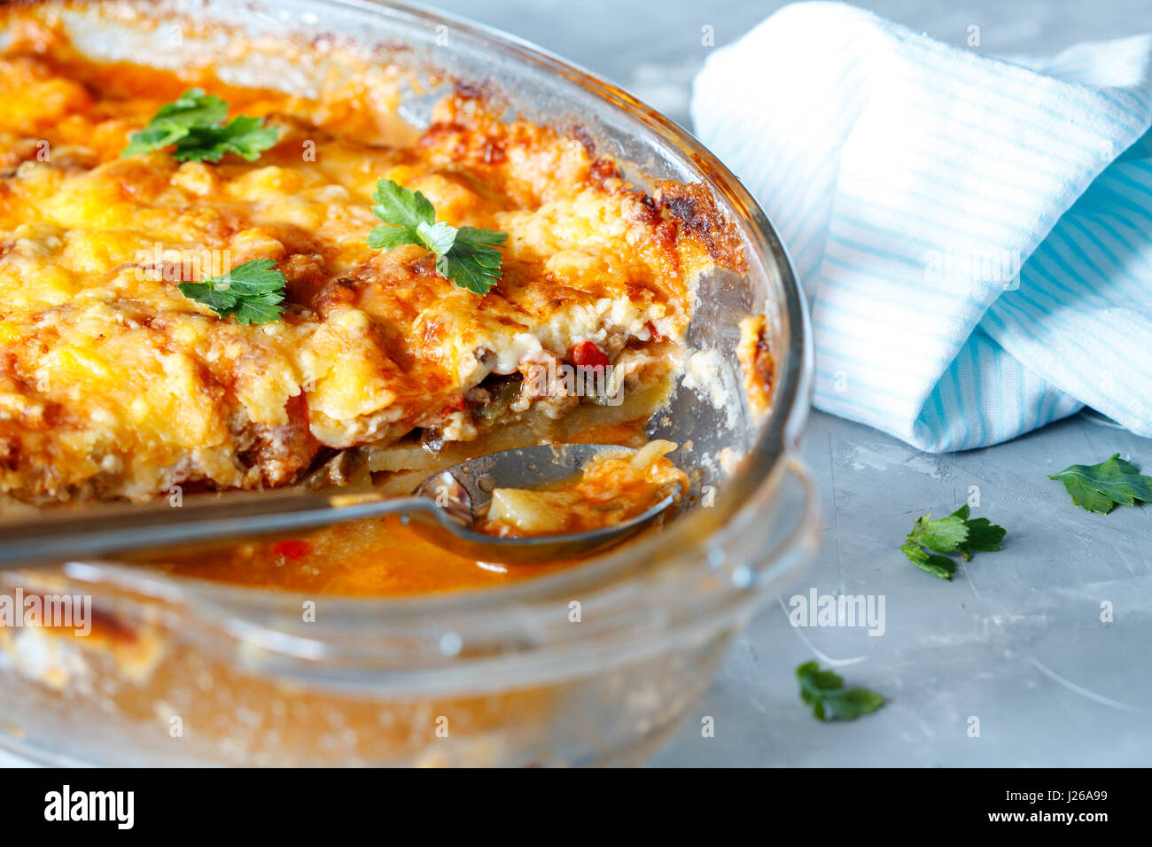 In stile greco moussaka con melanzane, carne macinata di manzo e patate. Foto Stock