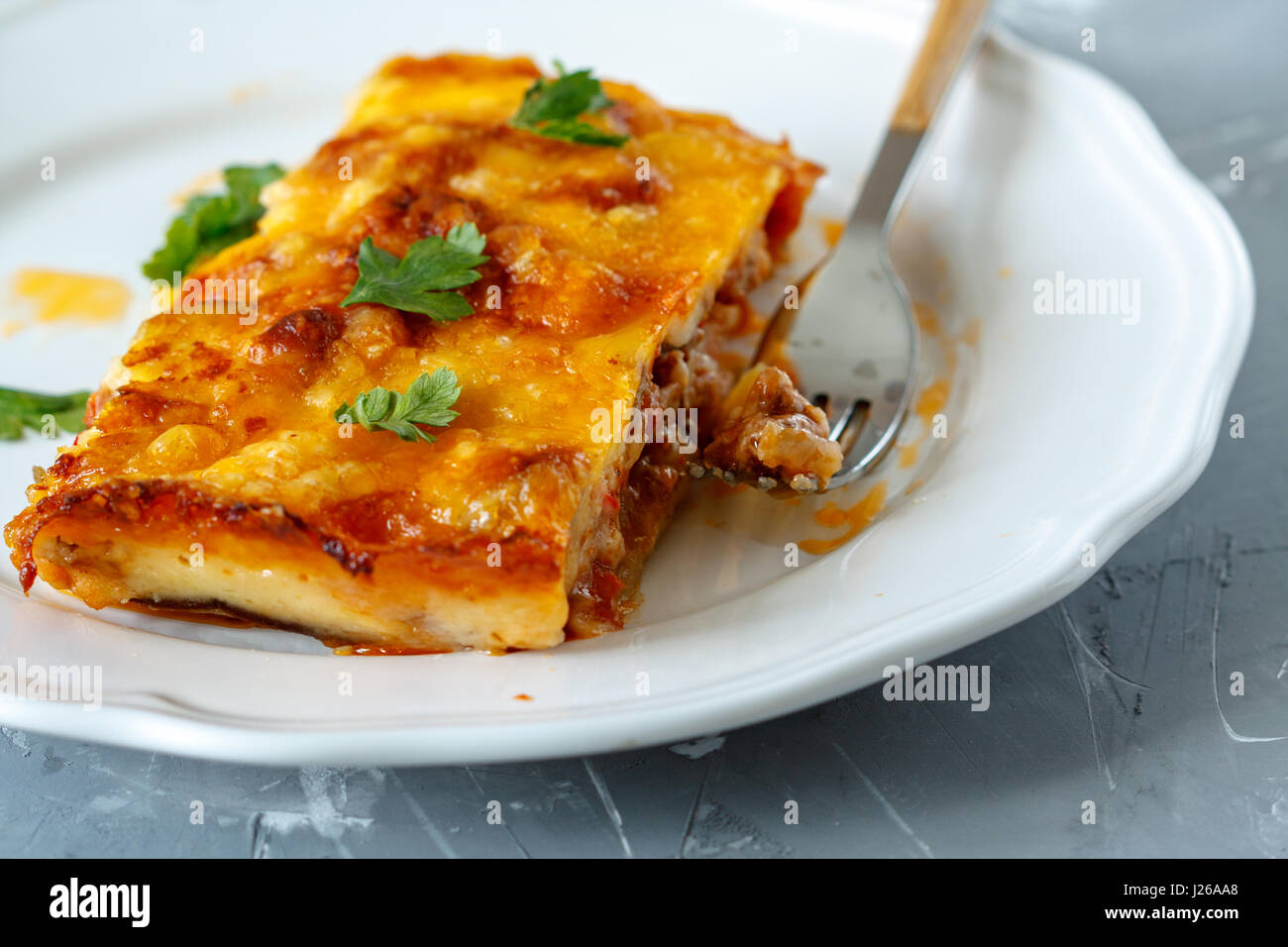 In stile greco moussaka con melanzane, carne macinata di manzo e patate. Foto Stock