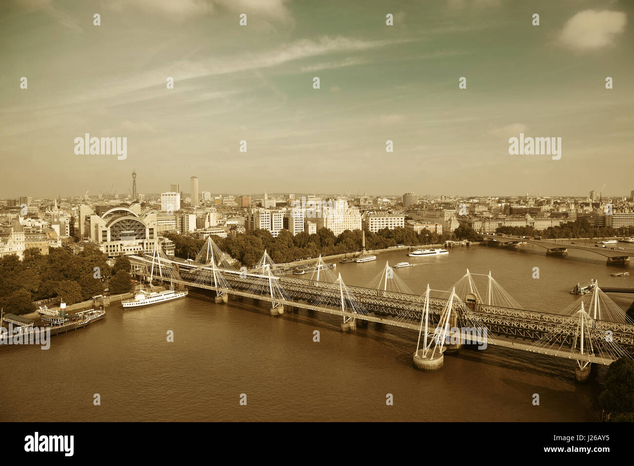 Città vista aerea dal London Eye oltre il Tamigi. Foto Stock