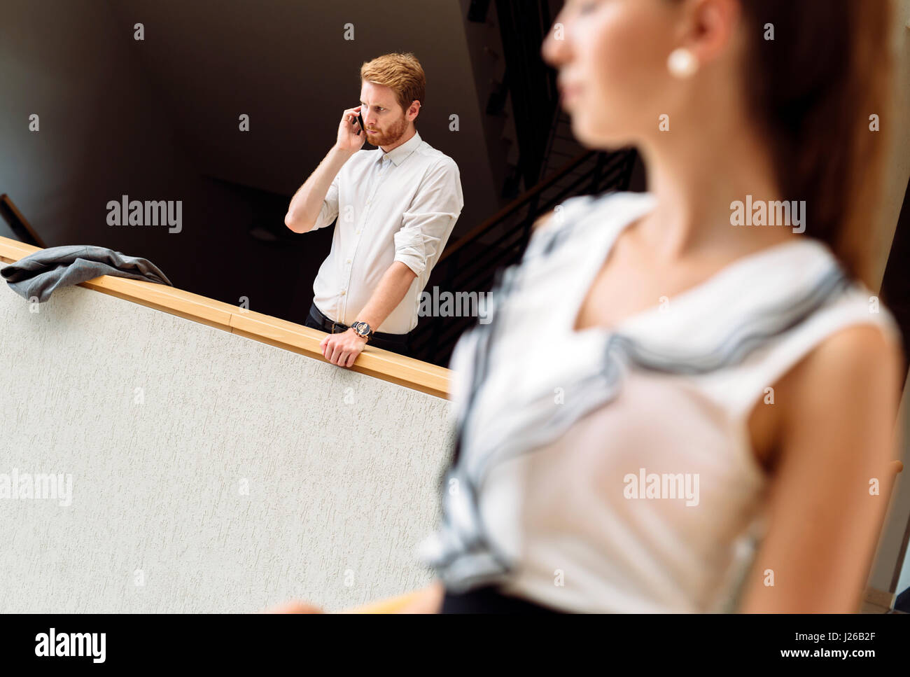 Imprenditore tramite telefono durante una pausa Foto Stock