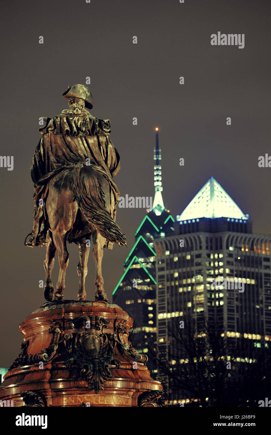George Washington statua e Philadelphia città architettura di notte Foto Stock