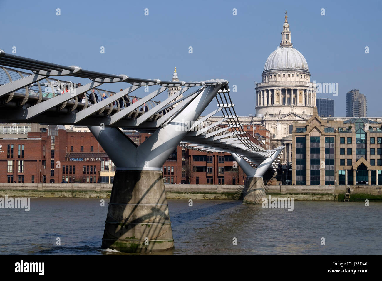 Millennium Bridge con la Cattedrale di San Paolo in background, London, England, Regno Unito, Europa Foto Stock