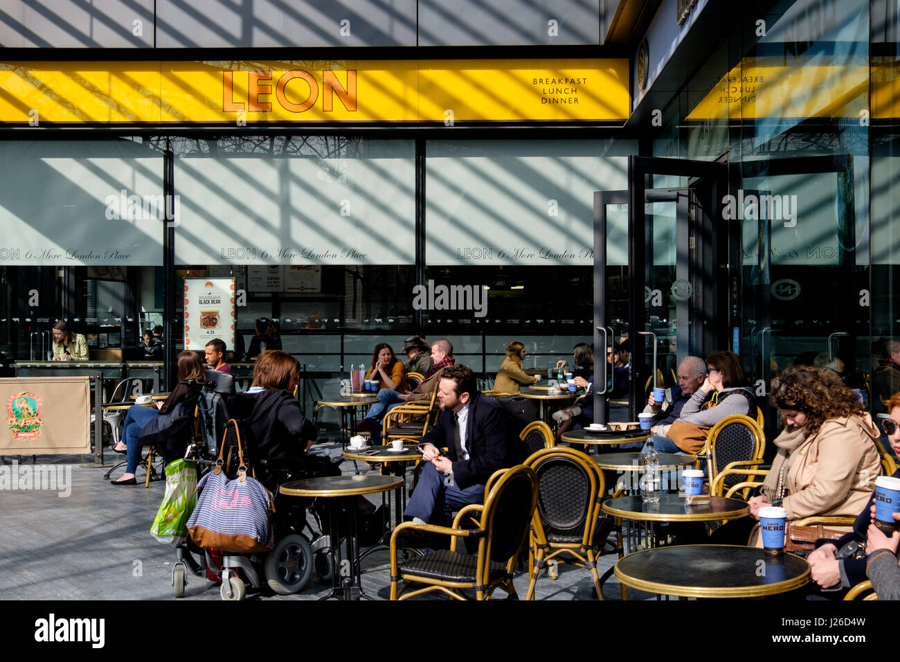 Leon caffè all'aperto esplanade, 6 More London Riverside, London, England, Regno Unito, Europa Foto Stock