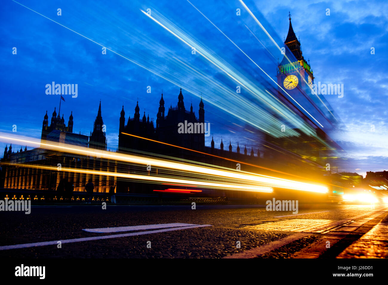 Sentieri di luce dai fari degli autoveicoli passando accanto alla Casa del Parlamento e il Big Ben a Londra, Inghilterra, Regno Unito, Europa Foto Stock