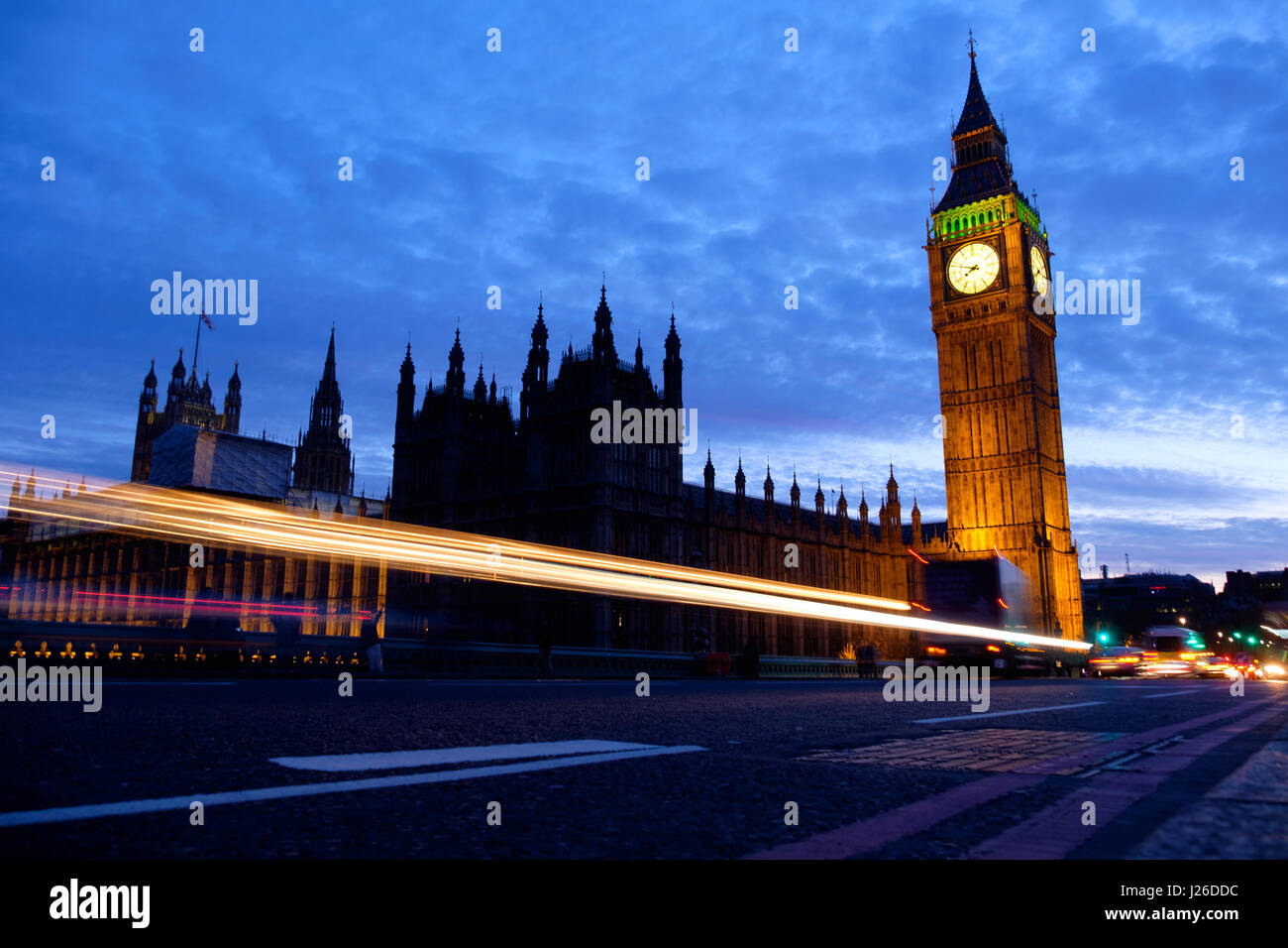 Sentieri di luce dai fari degli autoveicoli passando accanto alla Casa del Parlamento e il Big Ben a Londra, Inghilterra, Regno Unito, Europa Foto Stock