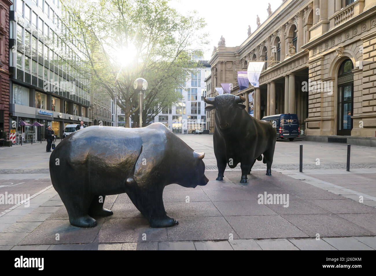 Le statue di un orso e bull davanti al palazzo della Borsa di Francoforte,  in Germania, Europa Foto stock - Alamy