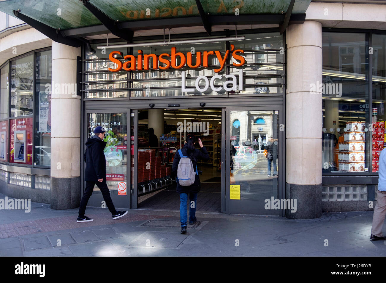 Sainsbury's supermercato e negozio a Londra, Inghilterra, Regno Unito, Europa Foto Stock