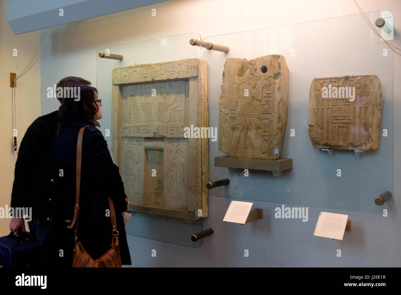 Le persone in cerca di arte egizia al British Museum interno, London, England, Regno Unito, Europa Foto Stock