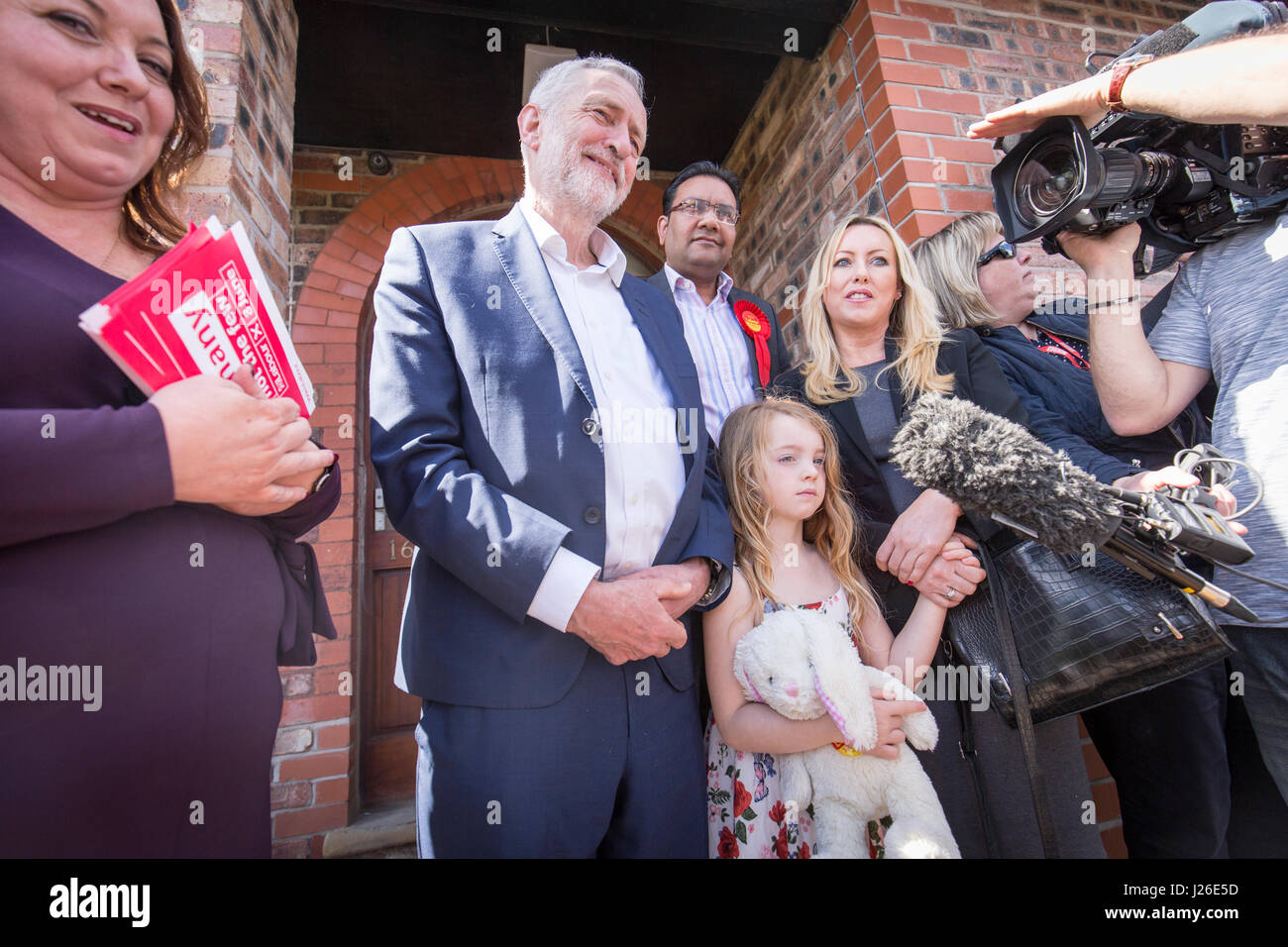 Leader del partito laburista JEREMY CORBYN visitando Warrington oggi (sabato 22/4/17) come parte del partito laburista la campagna elettorale Foto Stock