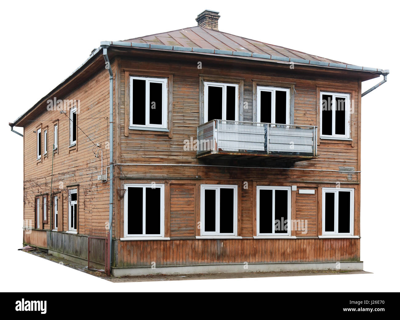 Distrutta la vecchia casa in legno di costruzione di massa degli inizi del ventesimo secolo. Isolato su bianco. Windows isolato di vetro su nero Foto Stock