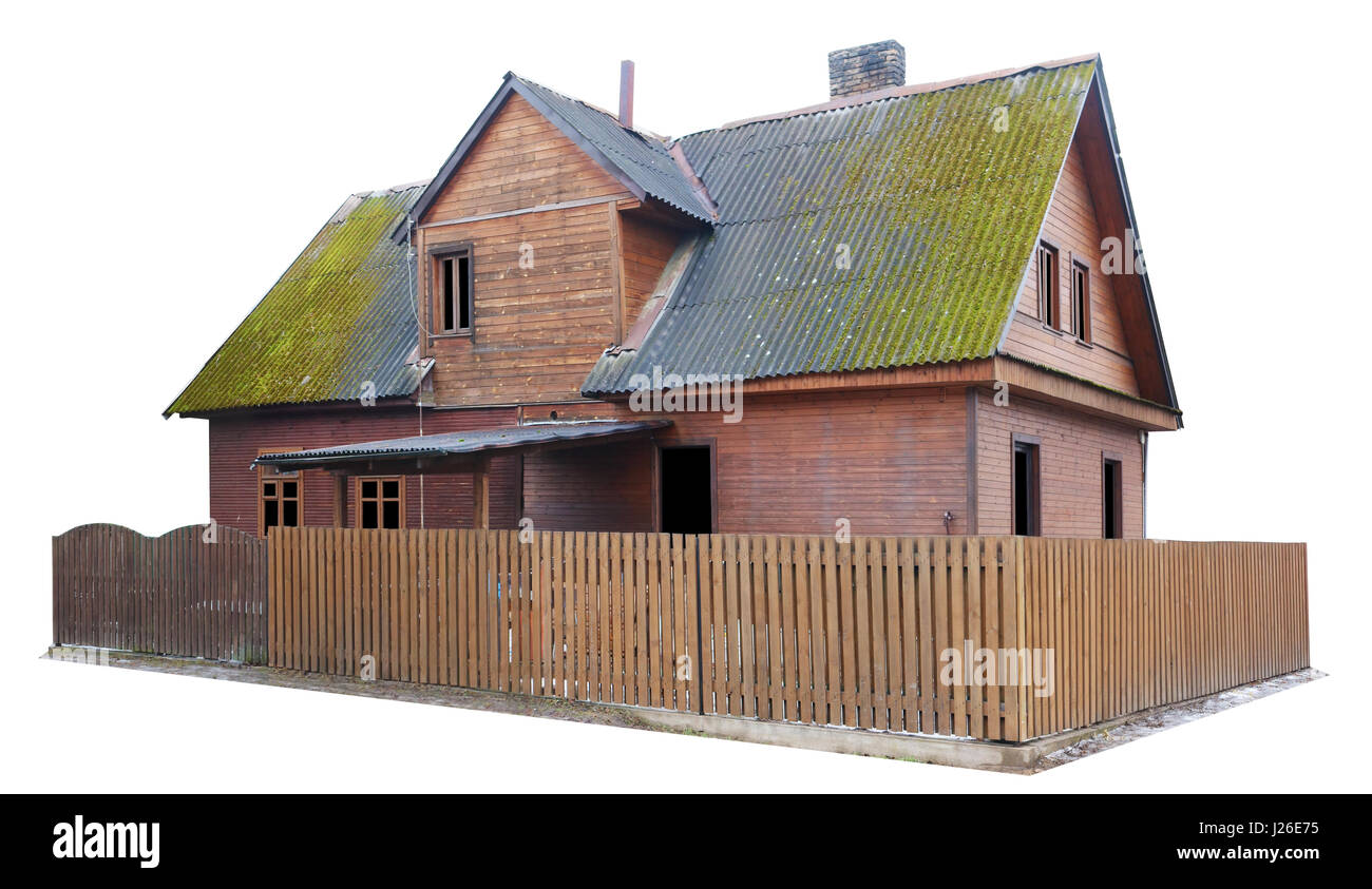 Distrutta la vecchia casa in legno e una recinzione di costruzione di massa degli inizi del ventesimo secolo. Isolato su bianco. Windows vetro isolato su blac Foto Stock