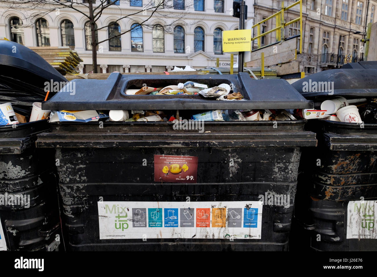 Cassonetti traboccanti di spazzatura per le strade di Londra, Inghilterra, Regno Unito Foto Stock