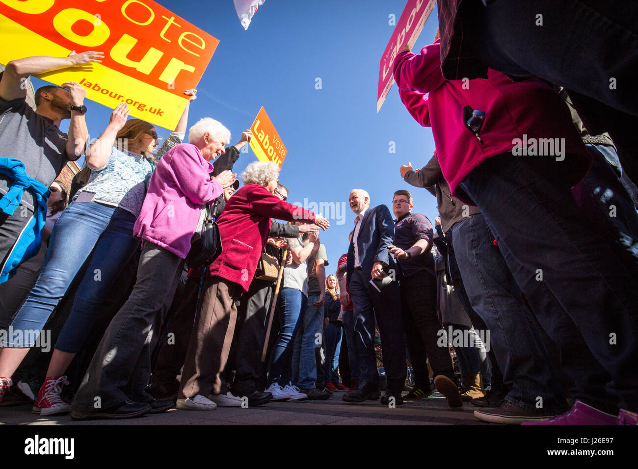 Leader del partito laburista JEREMY CORBYN visitando Crewe oggi (sabato 22/4/17) come parte del partito laburista la campagna elettorale. Foto Stock