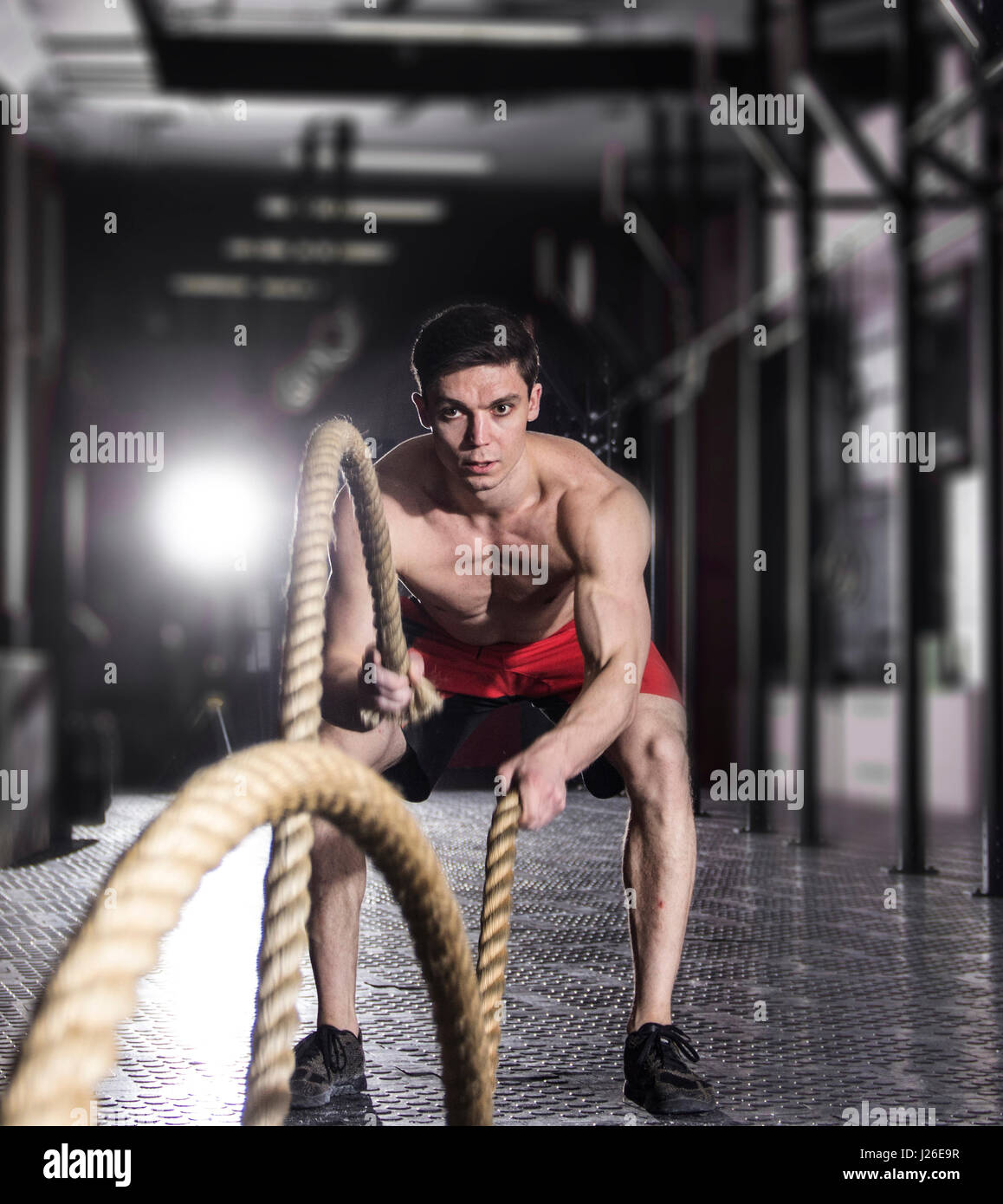 Atleta muscolare con battaglia battaglia funi Funi esercizio in f Foto Stock