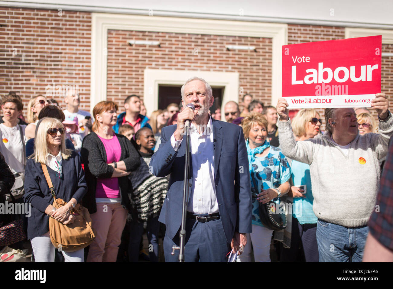 Leader del partito laburista JEREMY CORBYN visitando Crewe oggi (sabato 22/4/17) come parte del partito laburista la campagna elettorale. Foto Stock