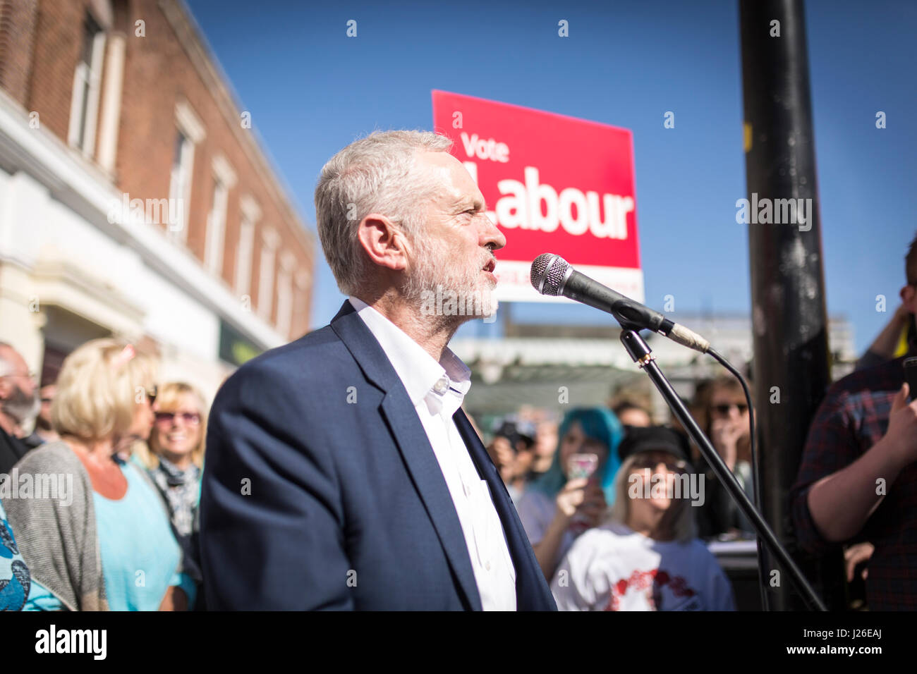 Leader del partito laburista JEREMY CORBYN visitando Crewe oggi (sabato 22/4/17) come parte del partito laburista la campagna elettorale. Foto Stock