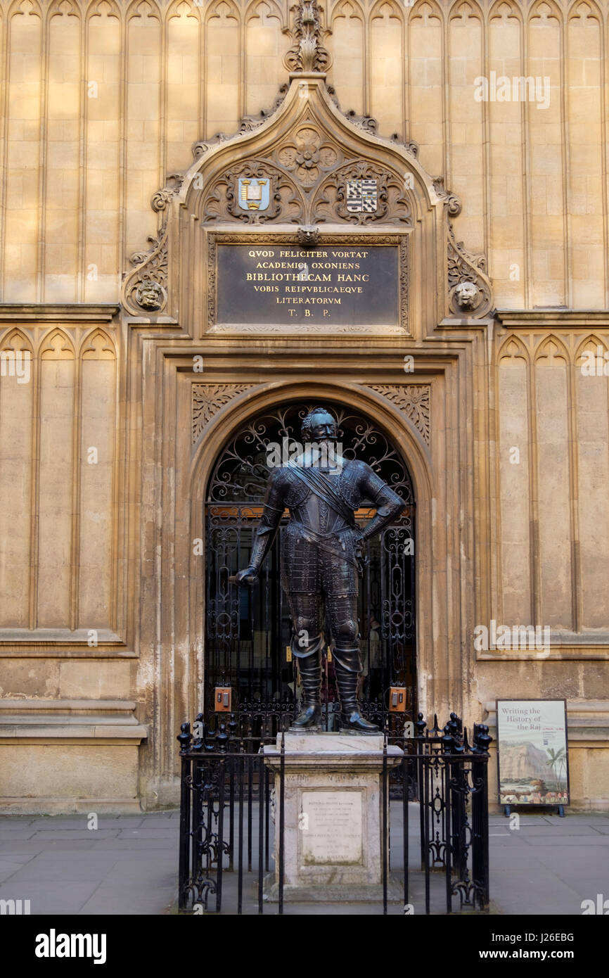 Statua di William Herbert, Conte di Pembroke, nel cortile della biblioteca Bodleian Library a Oxford, Oxfordshire, England, Regno Unito Foto Stock
