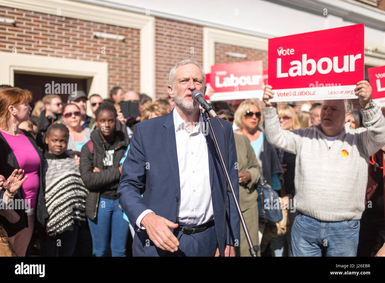 Leader del partito laburista JEREMY CORBYN visitando Crewe oggi (sabato 22/4/17) come parte del partito laburista la campagna elettorale. Foto Stock