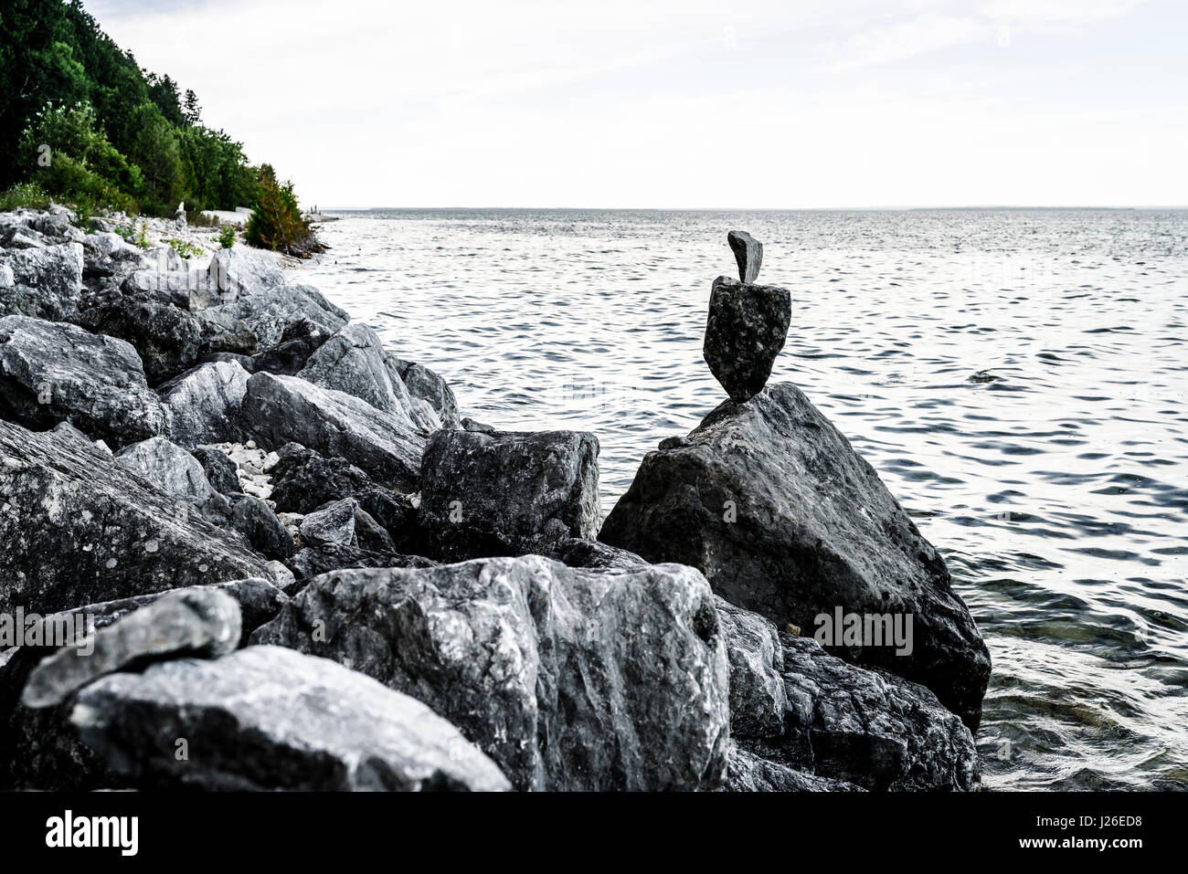 Rocce di bilanciamento sull'isola di Mackinac shore, Michigan Foto Stock