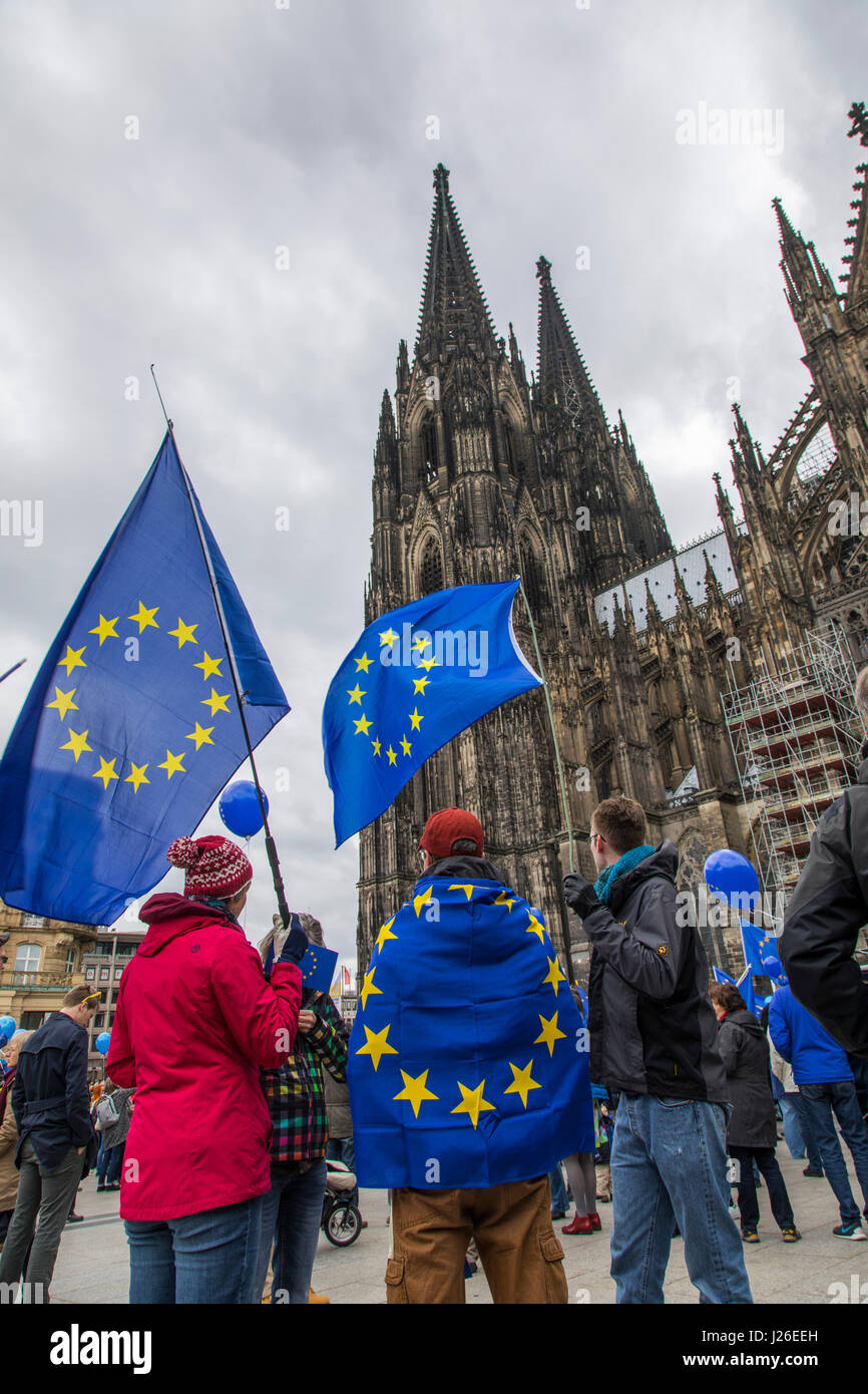 Puls dell'Europa il movimento, un pro-cittadino europeo di sua iniziativa le persone si incontrano ogni domenica pomeriggio in diverse città europee, Colonia, Germania, Foto Stock