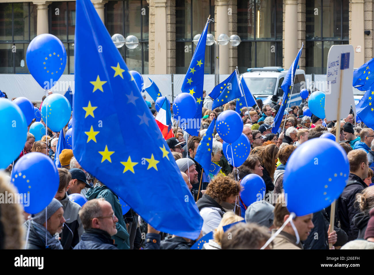 Puls dell'Europa il movimento, un pro-cittadino europeo di sua iniziativa le persone si incontrano ogni domenica pomeriggio in diverse città europee, Colonia, Germania, Foto Stock