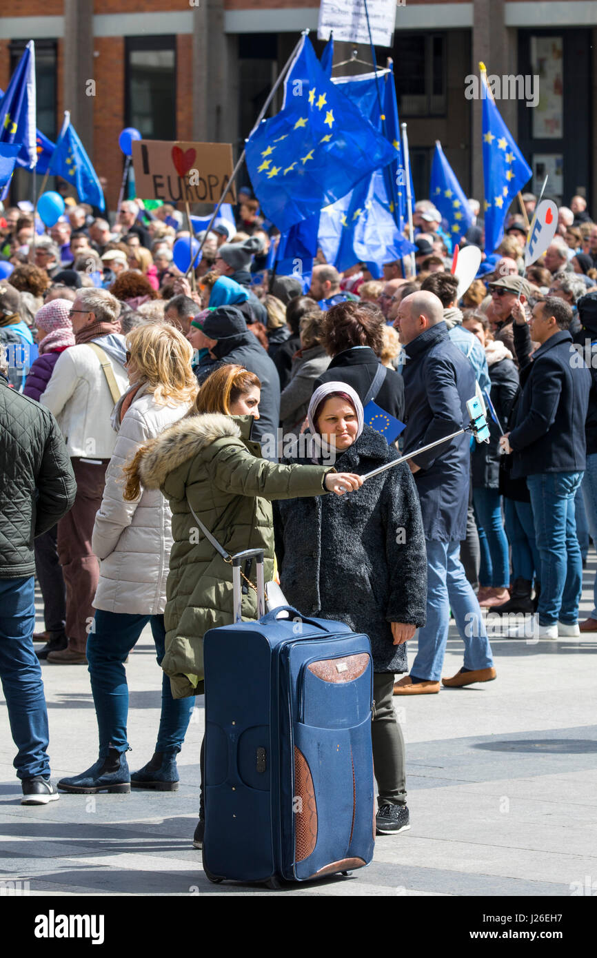 Puls dell'Europa il movimento, un pro-cittadino europeo di sua iniziativa le persone si incontrano ogni domenica pomeriggio in diverse città europee, Colonia, Germania, Foto Stock