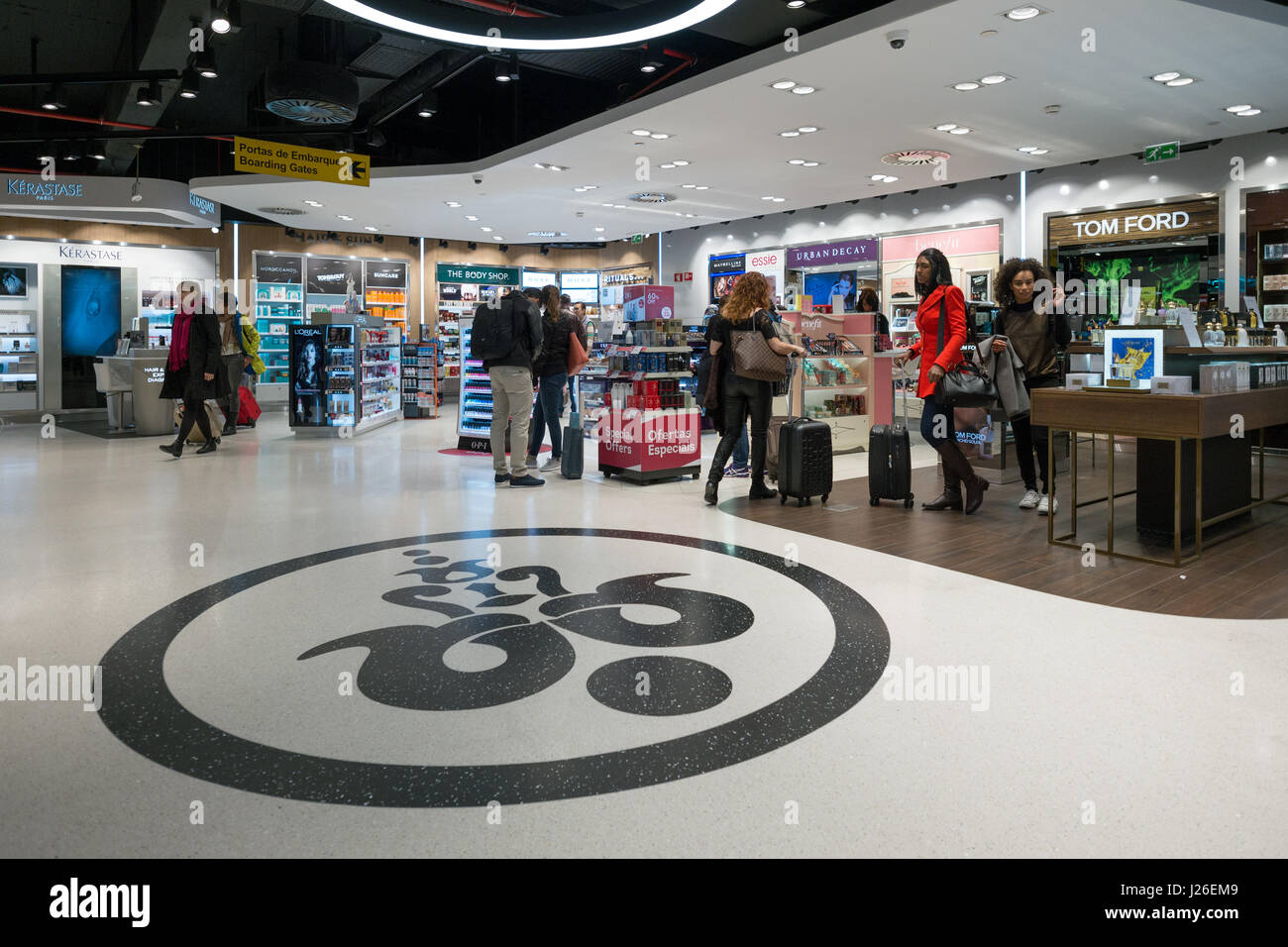 Duty Free store all'aeroporto di Portela di Lisbona, Portogallo, Europa Foto Stock