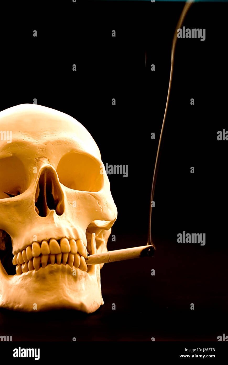 Cranio umano con il fumo di una sigaretta in bocca Foto Stock