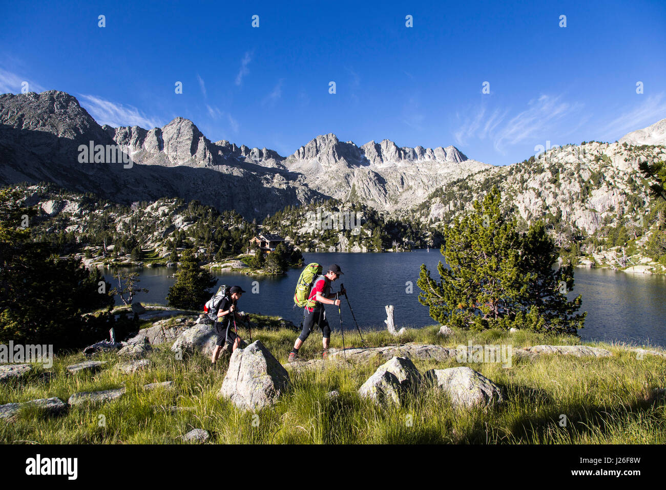 Aigüestortes ed Estany de Sant Maurici National Park Percorso che collega la montagna retrets Foto Stock