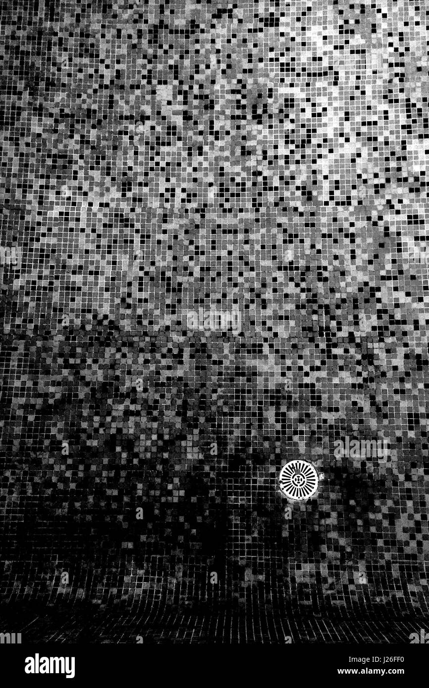 Il pavimento della piscina con pit in bianco e nero Foto Stock