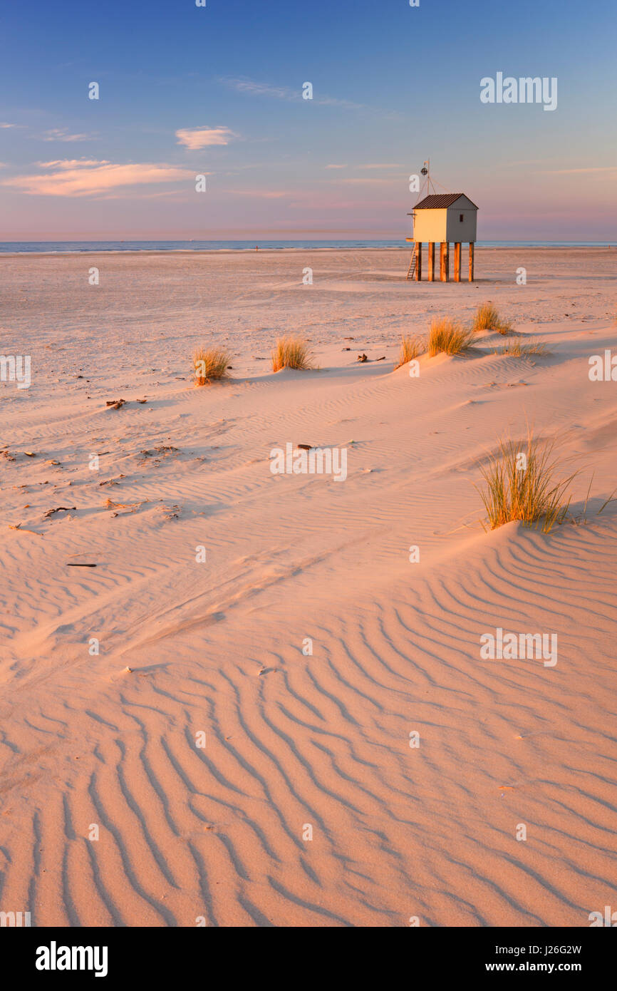 Rifugio capanna sulla spiaggia dell'isola di Terschelling nei Paesi Bassi. Fotografato al tramonto. Foto Stock